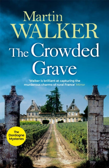 The Crowded Grave by Martin Walker - Paperback book